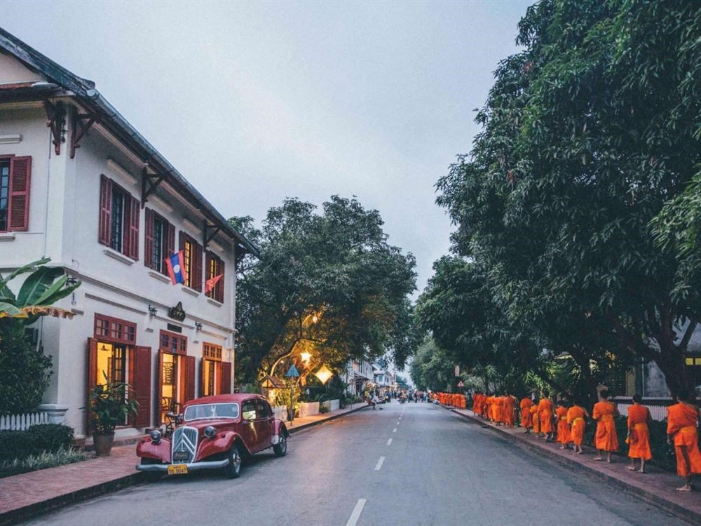 Laos Luang Prabang, hotel 3 Nagos - svítání a procházející mniši, zdroj: CK Marco Polo